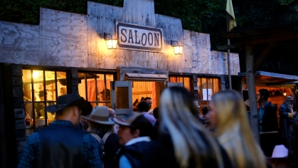 Vor dem Saloon